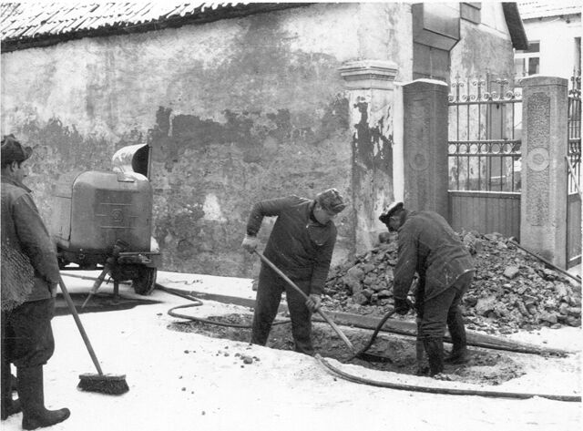 Willi Hottenbach (in der Mitte) beim Aufgraben der defekten Wasserleitung vor der Hauptstraße 48 etwa vor 50 Jahren